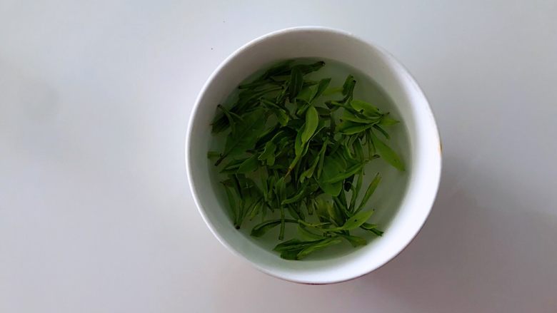 新鲜茶叶入菜,春天里最清新淡雅的味道,<a style='color:red;display:inline-block;' href='/shicai/ 912'>茶叶</a>清洗干净。