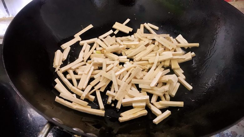 新鲜茶叶入菜,春天里最清新淡雅的味道,加入豆干翻炒。
