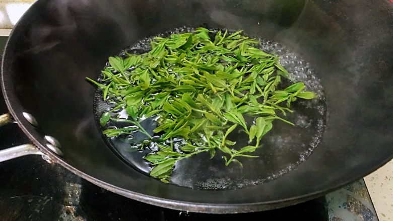 新鲜茶叶入菜,春天里最清新淡雅的味道,茶叶放入沸水锅中焯水十秒后捞出。