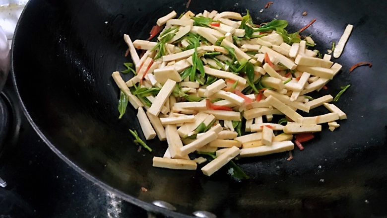 新鲜茶叶入菜,春天里最清新淡雅的味道,快熟时加入胡萝卜、茶叶翻炒,入盐出锅。(为了保持茶叶的清香,尽量少放各种调料)