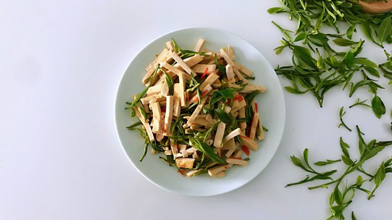 新鲜茶叶入菜,春天里最清新淡雅的味道,成品。