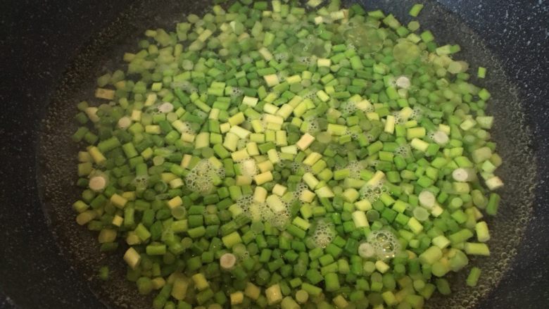 肉末蒜苗,锅中加水放二克盐,把蒜苗焯水,