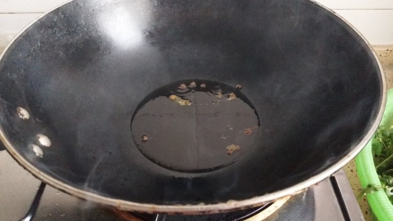 青蒜炒鸡蛋,铁锅入少许油