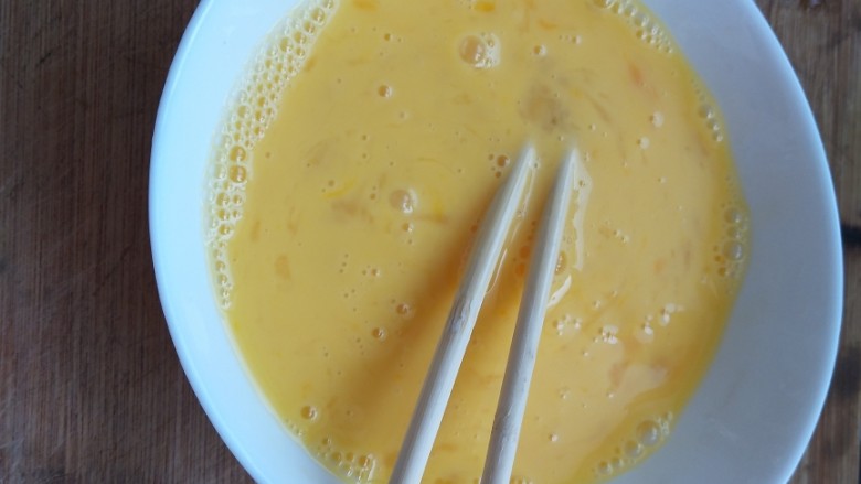 青蒜炒鸡蛋,加入少许水打开