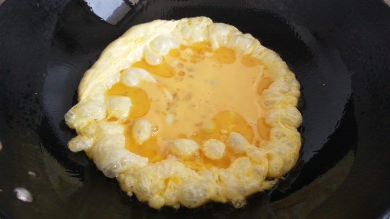 青蒜炒鸡蛋,油锅热了倒入鸡蛋液