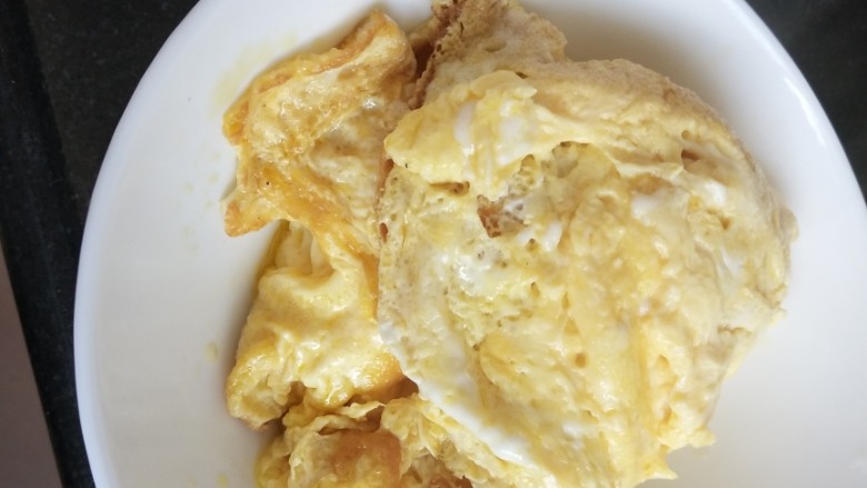 青蒜炒鸡蛋,炒熟后出锅