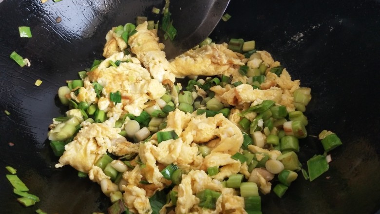 青蒜炒鸡蛋,再放入鸡蛋翻炒
