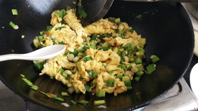 青蒜炒鸡蛋,加入盐调味