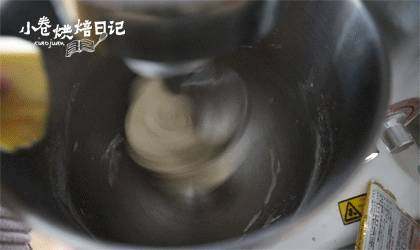 一把香葱也能制造惊喜,您的早餐伴侣已备好!,
2、面团揉至光滑表面以后,加入黄油继续揉至扩展阶段。(切割一小块面团,轻轻用两个手指撑开出薄膜,薄膜破洞口成锯齿状)