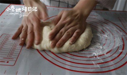 一把香葱也能制造惊喜,您的早餐伴侣已备好!,4、将发酵好的面团排气,均分为6个面团,滚圆面团。