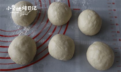 一把香葱也能制造惊喜,您的早餐伴侣已备好!,4、将发酵好的面团排气,均分为6个面团,滚圆面团。