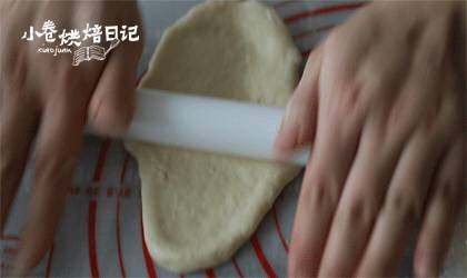 一把香葱也能制造惊喜,您的早餐伴侣已备好!,5、取面团擀开成牛舌型。