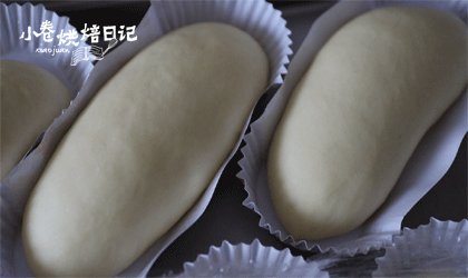 一把香葱也能制造惊喜,您的早餐伴侣已备好!,6、从上往下卷起成橄榄型,收好收口,把面团摆入模具中松弛15分钟。