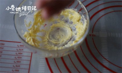 一把香葱也能制造惊喜,您的早餐伴侣已备好!,7、制作香葱馅:把黄油打匀,加入细砂糖和盐打发。