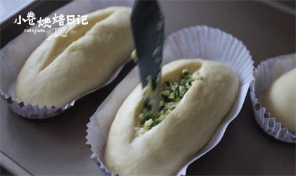 一把香葱也能制造惊喜,您的早餐伴侣已备好!,11、装入香葱馅。烤箱提前预热180度,放置中下层先烤15分钟再转中层烤10分钟利于面包上色。