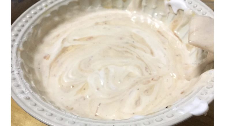 粉色西柚酸奶酪慕斯 | Pinkkk Grapefruit&SourCream Mousse,【粉色西柚戚风】
1.<a style='color:red;display:inline-block;' href='/shicai/ 15'>蛋黄</a><a style='color:red;display:inline-block;' href='/shicai/ 1117'>蛋白</a>分开。
2.<a style='color:red;display:inline-block;' href='/shicai/ 15'>蛋黄</a>加细砂糖搅匀,加<a style='color:red;display:inline-block;' href='/shicai/ 108954'><a style='color:red;display:inline-block;' href='/shicai/ 108954'>西柚汁</a></a>搅匀,再加入<a style='color:red;display:inline-block;' href='/shicai/ 846'>色拉油</a>搅匀。
3.过筛入低筋面粉,搅匀。
4.如果觉得颜色不理想可以过筛入一点点红曲粉调色,一次不能加太多,一点点过筛进去,观察颜色,直到变为橘粉色为止,不追求美观的话这个步骤也可以省略。
5.打发<a style='color:red;display:inline-block;' href='/shicai/ 1117'>蛋白</a>,细砂糖在<a style='color:red;display:inline-block;' href='/shicai/ 1117'>蛋白</a>三个状态分三次加入,直到<a style='color:red;display:inline-block;' href='/shicai/ 1117'>蛋白</a>干性发泡,可以提起小尖头就可以了。
6.取1/3<a style='color:red;display:inline-block;' href='/shicai/ 1117'>蛋白</a>混入<a style='color:red;display:inline-block;' href='/shicai/ 15'>蛋黄</a>糊中,搅拌均匀后,全部倒回<a style='color:red;display:inline-block;' href='/shicai/ 1117'>蛋白</a>霜,以z字形轻轻搅拌均匀,不要搅拌过度,以免<a style='color:red;display:inline-block;' href='/shicai/ 1117'>蛋白</a>消泡。
7.从高处倒入6寸戚风模具中,震去气泡,烤箱140度50分钟。(视烤箱情况而定!!每个人烤箱不一样,一般闻到很香的蛋糕味就可以开始去烤箱前观察了。)
