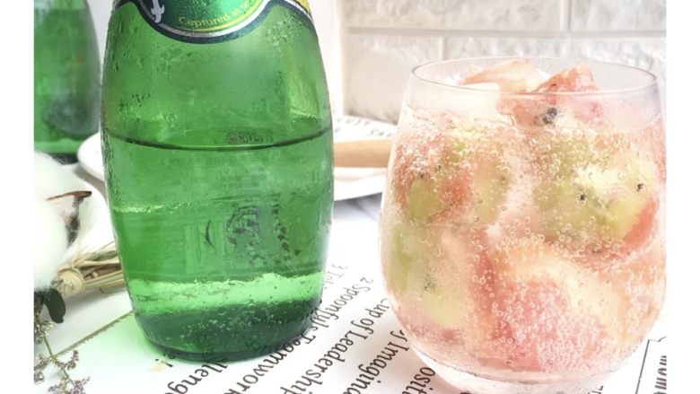 粉色西柚酸奶酪慕斯 | Pinkkk Grapefruit&SourCream Mousse,当当!也可以前一天晚上将用剩的西柚果肉和喜欢的水果混合放入冰块盒加水,冷冻。拿出来倒入略有逼格的巴黎气泡水,就是一杯西柚气泡水啦,配上西柚酸奶酪慕斯简直不要太满足~