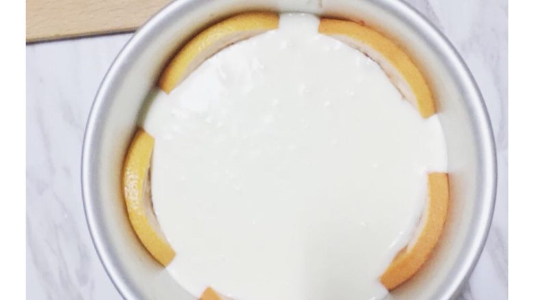 粉色西柚酸奶酪慕斯 | Pinkkk Grapefruit&SourCream Mousse,倒入一般慕斯糊,放入冰箱冷冻。
让蛋糕表面快速凝固后拿出来,放上另一片西柚戚风,倒入剩余的酸奶酪慕斯糊,放入冰箱快速冷冻至表面凝固。