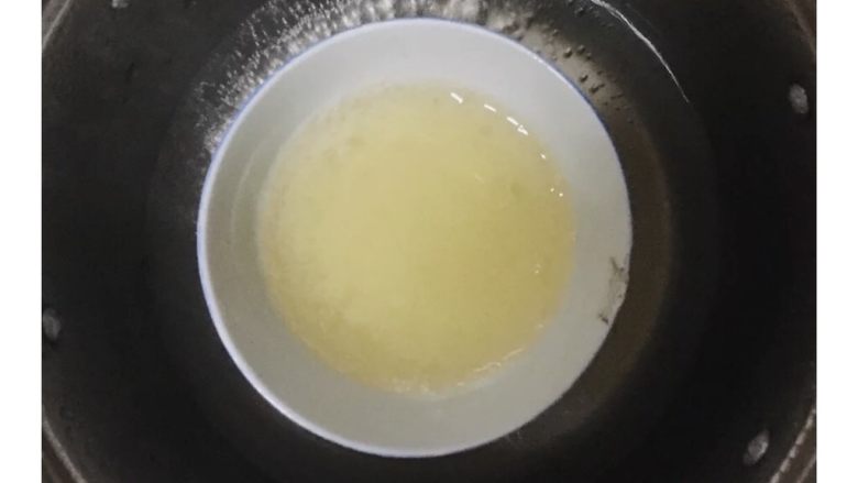 粉色西柚酸奶酪慕斯 | Pinkkk Grapefruit&SourCream Mousse,【胶化吉利丁粉】13克吉利丁粉和39克温水按1:3的比例混合,隔水加热,直至吉利丁粉呈胶状,倒入酸奶酪糊中,搅拌均匀。
(在这里建议使用吉利丁片会方便一点,小主家里吉利丁片消耗完了)