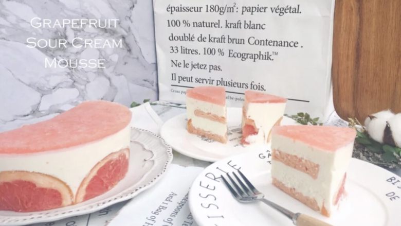 粉色西柚酸奶酪慕斯 | Pinkkk Grapefruit&SourCream Mousse,【西柚果冻层】
西柚加入细砂糖榨汁,糖可以自己增减。
5克吉利丁粉和15克温水混合,隔水加热,直至吉利丁粉胶化,倒入西柚汁中,搅拌均匀。
从冰箱拿出慕斯,倒上西柚汁,冷藏过夜。
(慕斯过程中可以放入冷冻层快速冷冻表层,但是最后要放入冷藏室过夜,不要冷冻。)
第二天拿出来脱模~