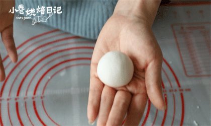 今年元宵节换种吃法,一锅萌萌的小猪祝您团团圆圆,12、放掌心包起搓圆。将所有包好的汤圆放在保鲜膜上。