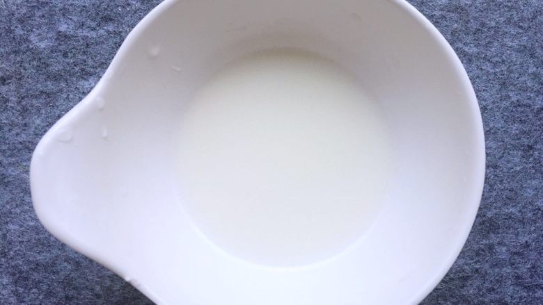 浇汁银鲳鱼,取10g淀粉,倒入少许水调成水淀粉