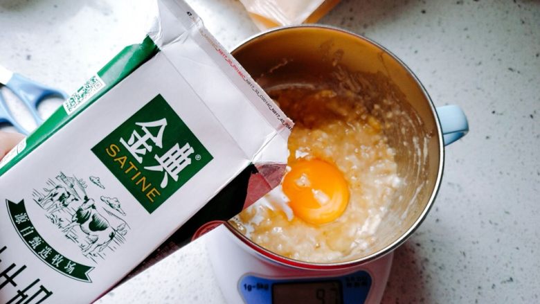 【宝宝辅食】无油香蕉牛奶鸡蛋松饼,加入70克的牛奶。如果前面你只放了蛋黄,没有放蛋清,那这一步多加一点牛奶。不要超过80g。