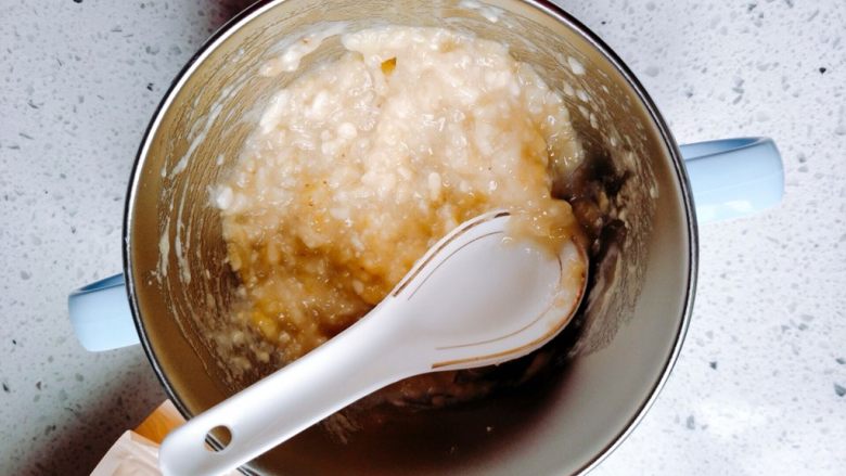 【宝宝辅食】无油香蕉牛奶鸡蛋松饼,把切碎的香蕉放到一个稍微大一点的碗里,用瓷勺把它进一步压碎。