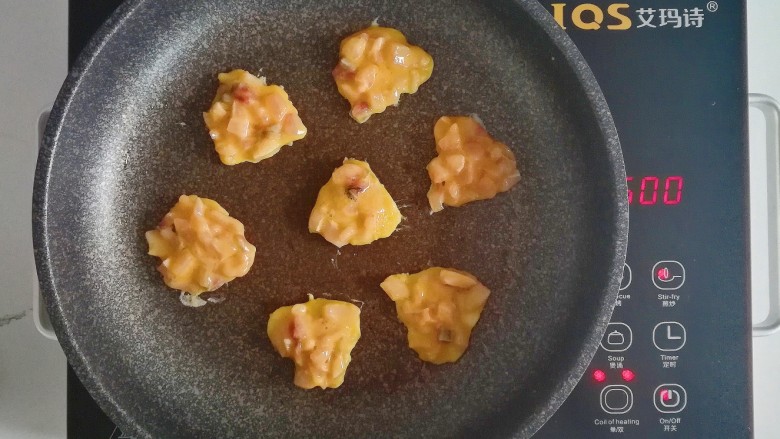 补充蛋白质-宝宝辅食香煎鱼饼,勺入鱼肉糊，小火慢煎