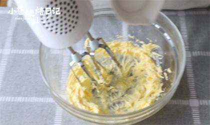 草莓还干吃呢?这样做保证妥妥的光盘,2、加入细砂糖搅拌均匀。