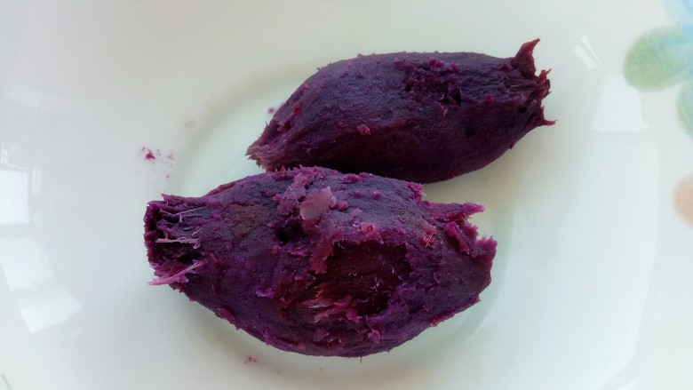 紫薯/红薯芝麻球,准备红薯蒸熟,去皮