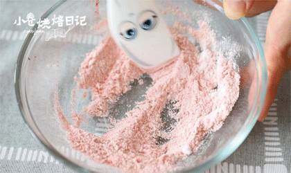 草莓还干吃呢?这样做保证妥妥的光盘,8、烤箱预热170度,烘烤15-18分钟。
9、草莓粉和糖粉混合,将冷却的草莓球在盘中均匀的沾满糖粉和草莓粉。