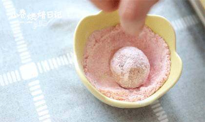 草莓还干吃呢?这样做保证妥妥的光盘,8、烤箱预热170度,烘烤15-18分钟。
9、草莓粉和糖粉混合,将冷却的草莓球在盘中均匀的沾满糖粉和草莓粉。