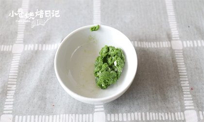 春天到底是什么颜色的,我在饼干中寻找到一抹薄荷绿,2、把糖、奶粉、薄荷叶研磨机或料理机研磨均匀。颜色好看而且薄荷香味浓浓哒。