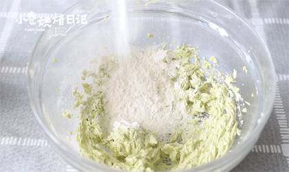 春天到底是什么颜色的,我在饼干中寻找到一抹薄荷绿,6、加入过筛的低筋粉,用硅胶铲弄均匀成团。