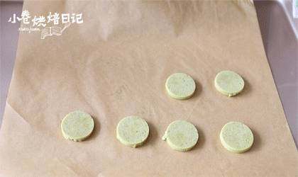 春天到底是什么颜色的,我在饼干中寻找到一抹薄荷绿,8、拿出来用圆形模具切圆,放入预热好的烤箱。175度20分钟左右,表面刚开始上色就可以了。