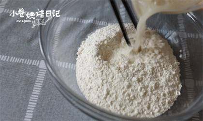 恩,没毛病,馒头也能开出花来,2、面粉中加入化开的酵母水,搅拌成絮状。