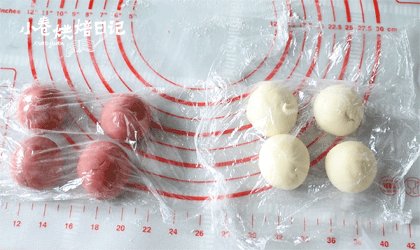 恩,没毛病,馒头也能开出花来,5、将发酵结束的白色、红色面团分别进行排气,并不断揉入一些干粉!(敲黑板,做出的馒头是否光滑就看这部喽!)然后将面团分别分成四个小面团,大致在25-30克左右一个,盖保鲜膜。