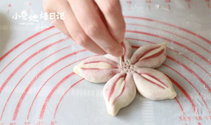 恩,没毛病,馒头也能开出花来,8、用刀片切成10等份,按如图手势做成花瓣状,中心戳出花芯!