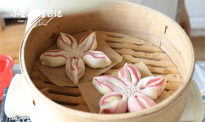恩,没毛病,馒头也能开出花来,9、做好后放入蒸锅中再发酵15分钟就可以蒸了。凉水入蒸锅 中大火蒸制15分钟 ,蒸好后 焖3-5分钟再打开。