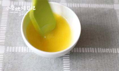 和烤箱说Bye Bye,搅拌搅拌就能吃的蛋糕!给这春光添抹绿,1、将<a style='color:red;display:inline-block;' href='/shicai/ 887'>黄油</a>放入微波炉加热30秒左右,融化成液态备用!(也可隔水加热至液态)