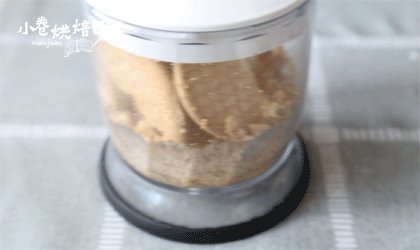 和烤箱说Bye Bye,搅拌搅拌就能吃的蛋糕!给这春光添抹绿,2、消化饼干用搅拌机打碎。
