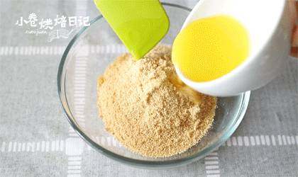 和烤箱说Bye Bye,搅拌搅拌就能吃的蛋糕!给这春光添抹绿,3、黄油和饼干碎两者混合均匀平铺在模具里压实。放入冰箱冷藏待用。