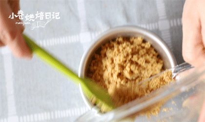 和烤箱说Bye Bye,搅拌搅拌就能吃的蛋糕！给这春光添抹绿,3、黄油和饼干碎两者混合均匀平铺在模具里压实。放入冰箱冷藏待用。