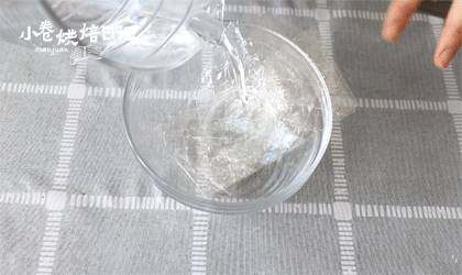 和烤箱说Bye Bye,搅拌搅拌就能吃的蛋糕!给这春光添抹绿,4、吉丁利片用适量冷水充分泡软。