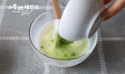 和烤箱说Bye Bye,搅拌搅拌就能吃的蛋糕!给这春光添抹绿,6、趁牛奶温热的时候加入抹茶粉充分混合均匀,抹茶比较不容易溶化,要多搅拌一下!不完全溶化也没关系,可以过筛一遍。