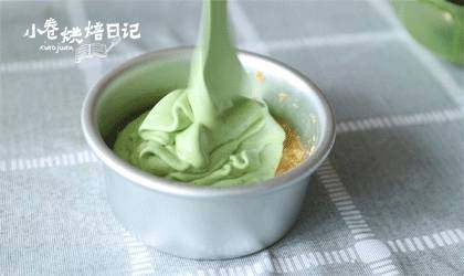 和烤箱说Bye Bye,搅拌搅拌就能吃的蛋糕!给这春光添抹绿,9、倒入刚才在冰箱冷藏的模具里,震出气泡,刮平表面,再放入冰箱冷藏3小时左右!脱模时可以用热毛巾捂热模具周围脱模。最后就是根据自己的喜好装饰蛋糕,开吃吧!