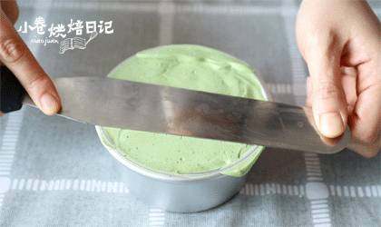 和烤箱说Bye Bye,搅拌搅拌就能吃的蛋糕!给这春光添抹绿,9、倒入刚才在冰箱冷藏的模具里,震出气泡,刮平表面,再放入冰箱冷藏3小时左右!脱模时可以用热毛巾捂热模具周围脱模。最后就是根据自己的喜好装饰蛋糕,开吃吧!