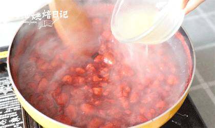 再也不用担心草莓过季了,只需三步,你还能再吃三个月,6、待熬煮到有一点粘稠的时候加入准备好的柠檬汁,继续搅拌,熬、熬、熬~~