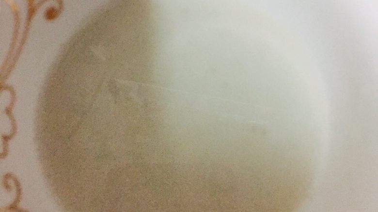 自制蛋包饭,准备好一个干净碗,放入少量淀粉加入少量干净水,搅拌均匀,兑成淀粉水
